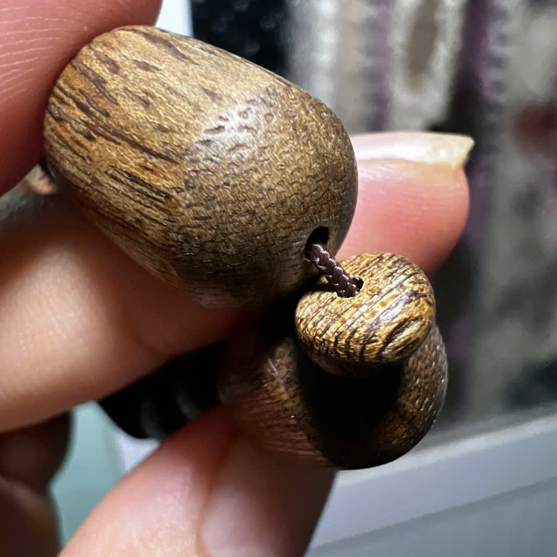 Vòng trầm hương thô tự nhiên