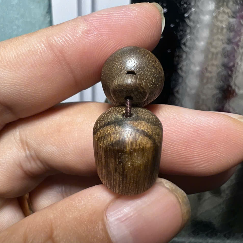 Vòng trầm hương thô tự nhiên