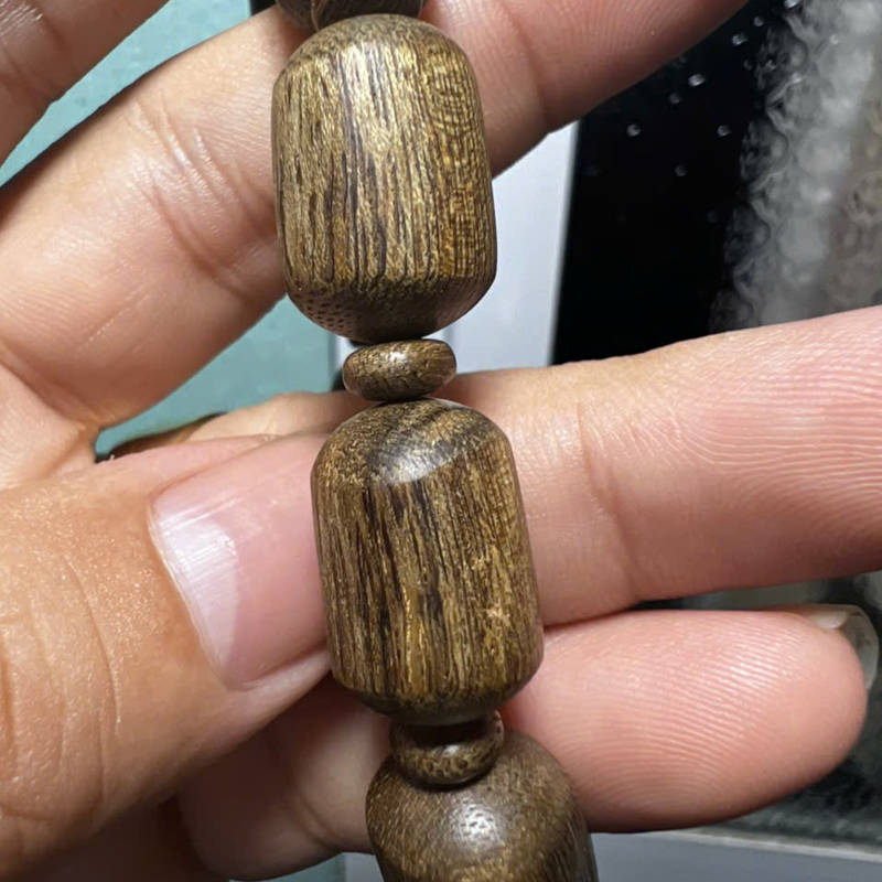 Vòng trầm hương thô tự nhiên